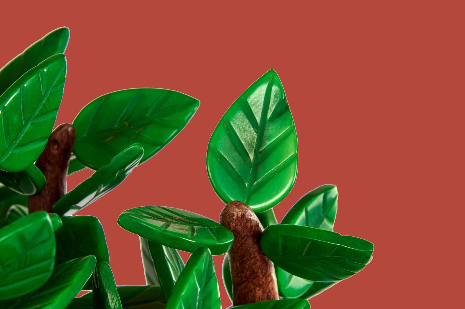 Detalle hojas en Tagua. Árbol de vida en madera.