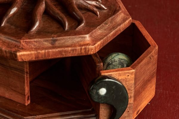 Piedra amazonita en caja de madera.